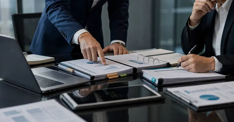Consultores revisando evidencia de auditoria